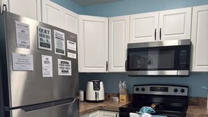 Cafetera/tetera, refrigerador, microondas, horno