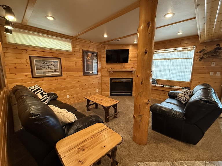 Family-friendly Log Cabin Style House By Lewis & Clark Lake At Dj's Resort - South Dakota