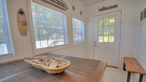 Una habitación con una mesa de madera, un bol y un banco.