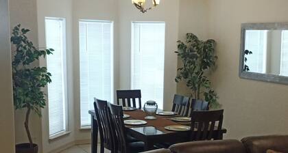Peaceful 3-bedroom house with AC in charming Pharr