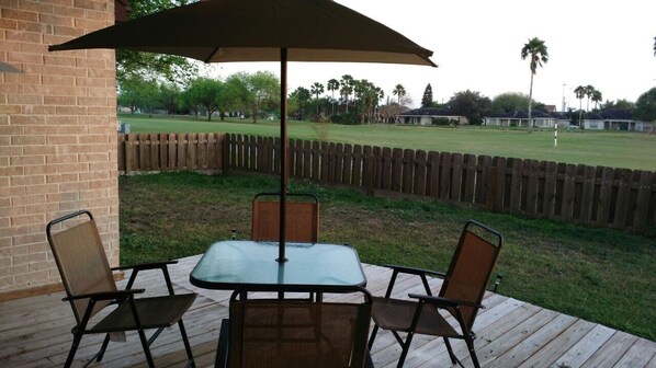 Outdoor dining - Peaceful 3-bedroom house with AC in charming Pharr (Pharr)