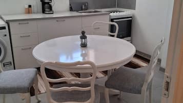 Leilighet, 1 soverom, tilgjengelighetstilpasset, peis | Spisestue