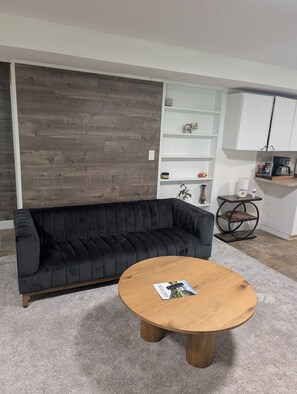TV, table football - Modern 3BR Guest Suite with Patio, gaming room and flex room in Abbotsford (Abbotsford)