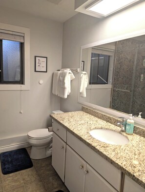 Shower, hair dryer, towels, soap - Modern 3BR Guest Suite with Patio, gaming room and flex room in Abbotsford (Abbotsford)