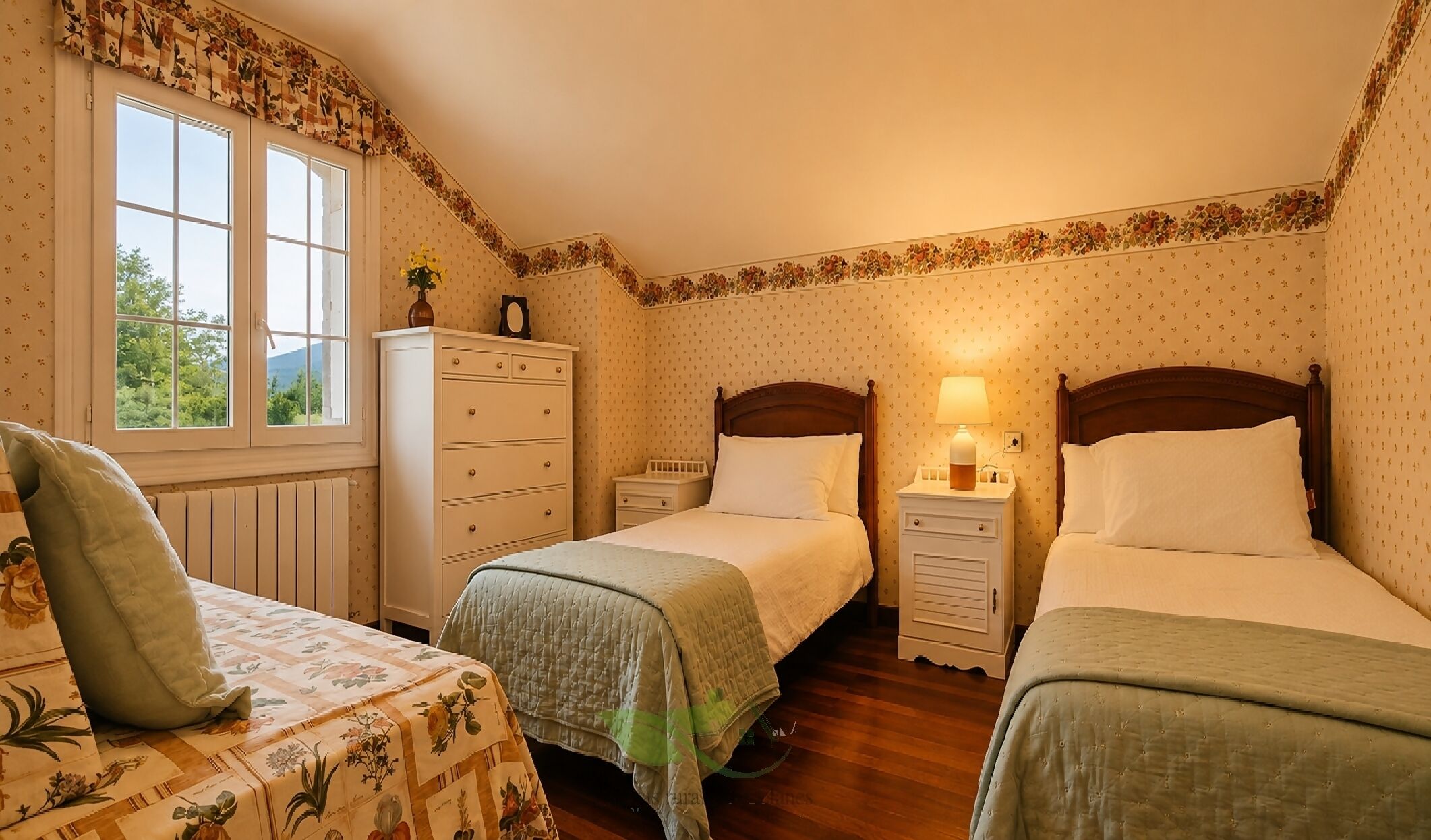 Ein Zimmer mit zwei Betten, einem Schminktisch, einem Fenster und einer Lampe.