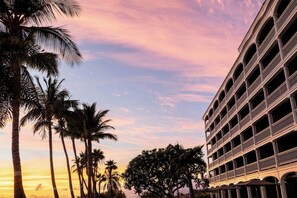 Un hotel con varios balcones y un cielo al atardecer.