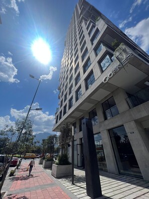Exterior - Luxury Suite, La Carolina, 48" 4K TV, No parking (Quito)