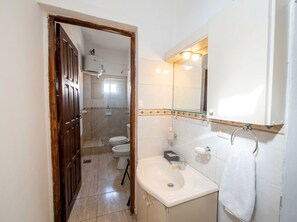 Dusche, Haartrockner, Bidet, Handtücher