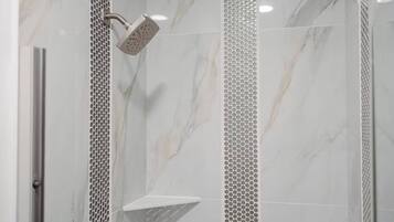Regadera, secadora de cabello, bidet, toallas