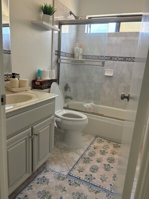 Douche, bidet, serviettes fournies, savon