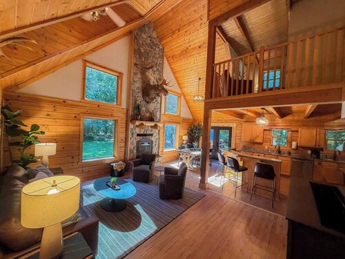 Secluded log home! The Falcone Lodge