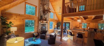 Secluded log home! The Falcone Lodge