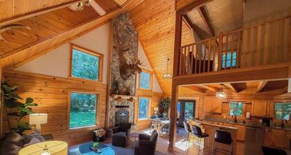 Secluded log home! The Falcone Lodge