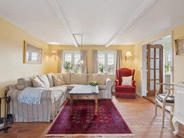 Una sala de estar con sofá, sillón y una mesa de centro.