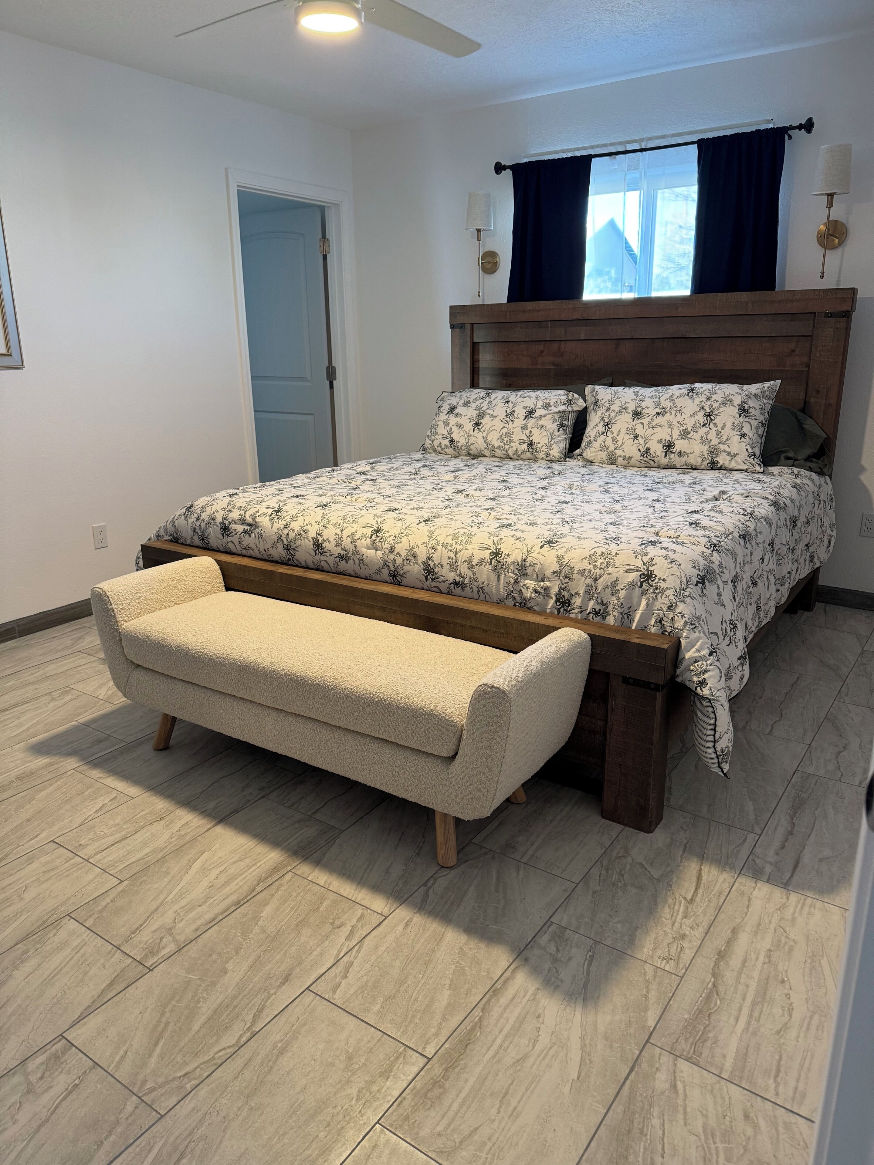 Tabla de planchar con plancha, wifi y ropa de cama 