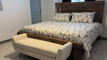 Tabla de planchar con plancha, wifi y ropa de cama