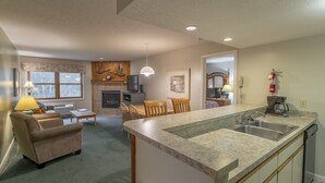 Un espacio habitable compacto con cocina, comedor y asientos.