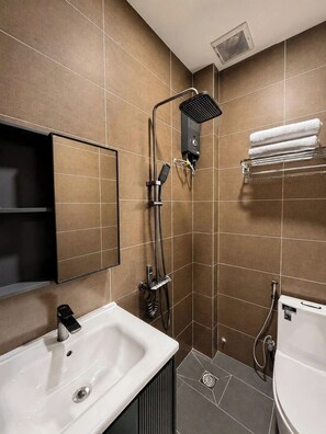 Quarto casal standard | Banheiro | Chuveiro, secador de cabelo, chinelos, toalhas de banho