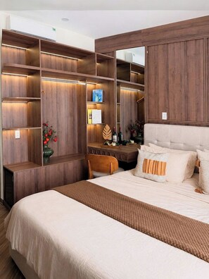 Quarto casal superluxo, sacada | Escrivaninha, cortinas blackout, quartos à prova de som