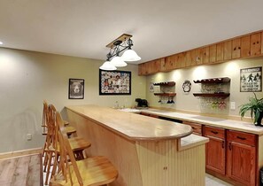 Bar (on property) - Dar's Deep Creek Log Cabin Timber Hideaway (Oakland)