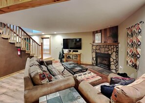 Living area - Dar's Deep Creek Log Cabin Timber Hideaway (Oakland)