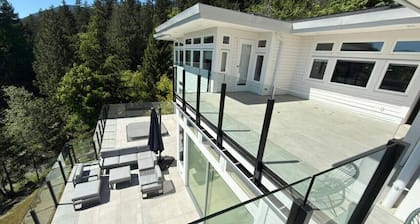 Bowen Island Ocean Retreat | Whole House | Hot Tub