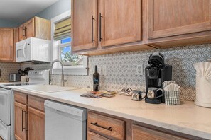 Wasserkocher mit Kaffee-/Teezubehör, Kühlschrank, Mikrowelle, Ofen