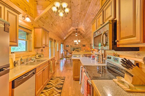 Fantastic 3-bedroom cabin with AC in welcoming Waynesville