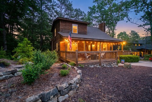Rosen Retreat | 3BR Cabin with hot tub, pool, game room, and fireplace
