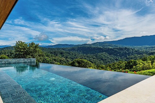 3-bedroom Luxury Villa Dominical Walk to the Waterfalls!!