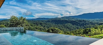 3-bedroom Luxury Villa Dominical Walk to the Waterfalls!!