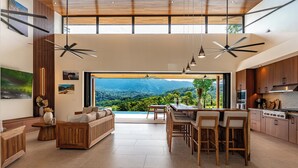 Una cocina moderna con vistas a un paisaje montañoso.
