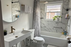 Hiustenkuivaaja, pyyhkeet, saippua, vessapaperi