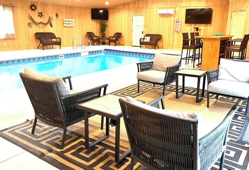Indoor Heated Pool inside Spacious 4-bedroom house in serene Escanaba with AC