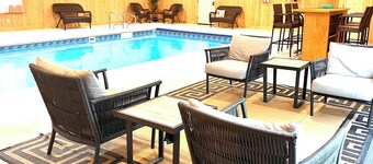 Indoor Heated Pool inside Spacious 4-bedroom house in serene Escanaba with AC