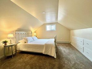 WiFi, bed sheets - Indoor Heated Pool inside Spacious 4-bedroom house in serene Escanaba with AC (Escanaba)