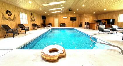 Indoor Heated Pool inside Spacious 4-bedroom house in serene Escanaba with AC