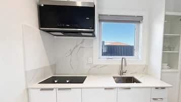 Comfort-Studiosuite, 1 Queen-Bett, Nichtraucher, Kochnische | Eigene Kochnische | Wasserkocher mit Kaffee-/Teezubehör, großer Kühlschrank, Mikrowelle