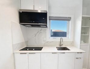 Private kitchenette - Vancouver Mandy Laneway Home (Vancouver)