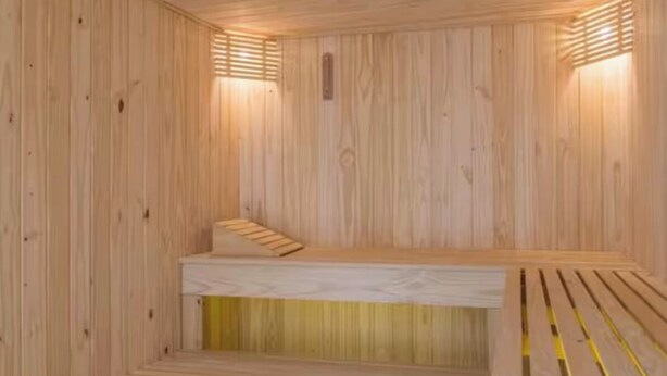 A sauna with wooden walls and benches. - LUXURY APARTMENT IN ASUNCIÓN, PARAGUAY: THE TOWER (Asunción)