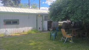 Property grounds - peaceful, private downtown studio (Libby)