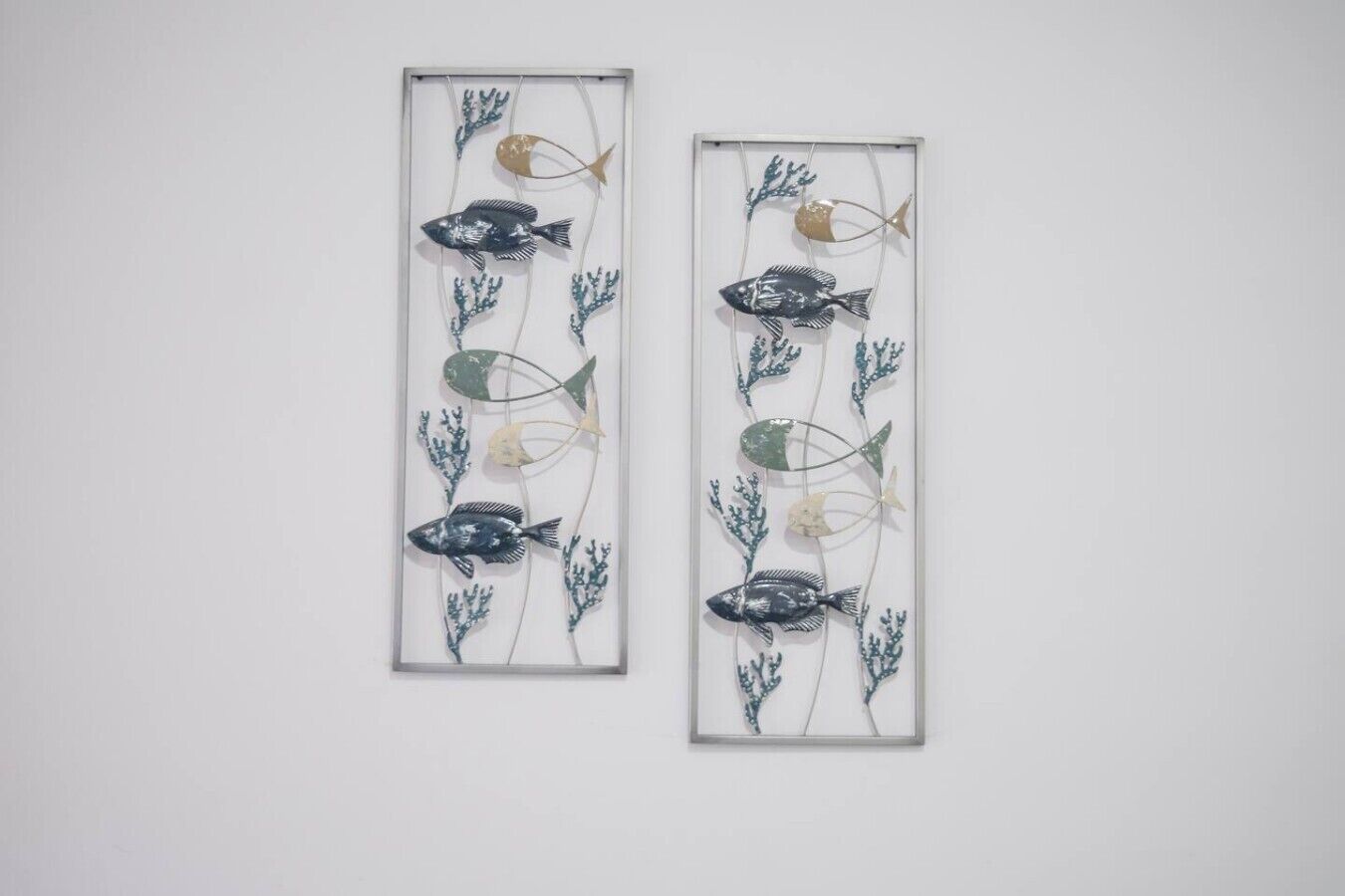 Deux œuvres d’art encadrées représentant des poissons et des algues.