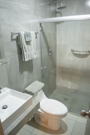 A bathroom with a toilet, sink, and shower. - Departamento Marina · Alberca · Balcón · Cerritos (Mazatlán)