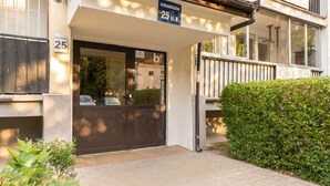 Rakennuksen sisäänkäynti, jossa on kyltti, jossa lukee »Komandosów 25», ja postilaatikko.