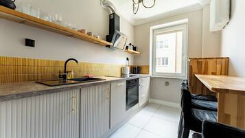 Réfrigérateur, four, plaque de cuisson, cafetière/bouilloire