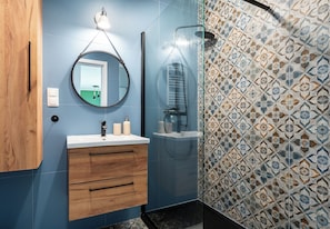 Douche, séchoir à cheveux, serviettes fournies