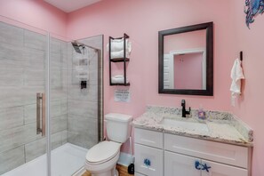 Secadora de cabello, toallas, jabón, papel de baño