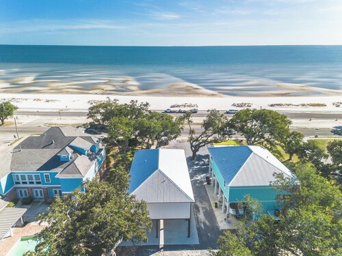 New Beachfront home. Large Pool with Hot tub. Outside Kitchen. Volleyball court.