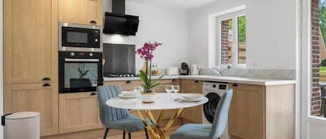 Réfrigérateur, four à micro-ondes, un four, surface de cuisson