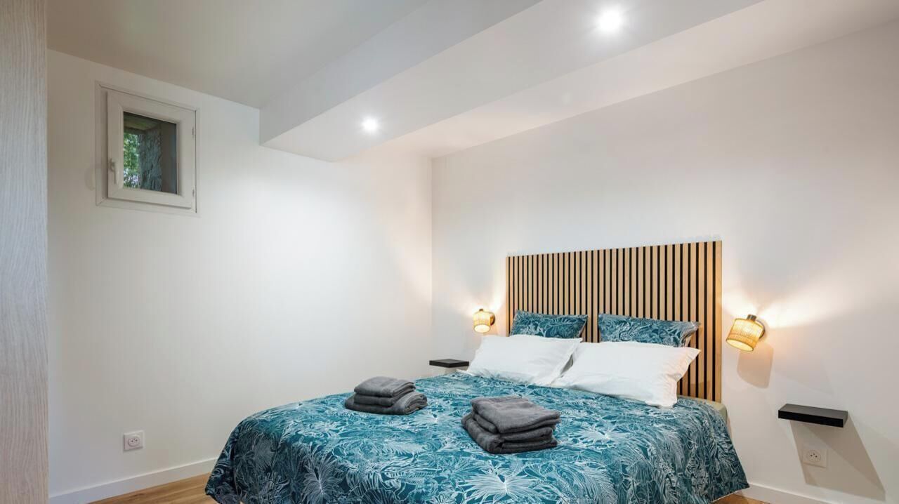 2 bedrooms, travel crib, WiFi (free)
